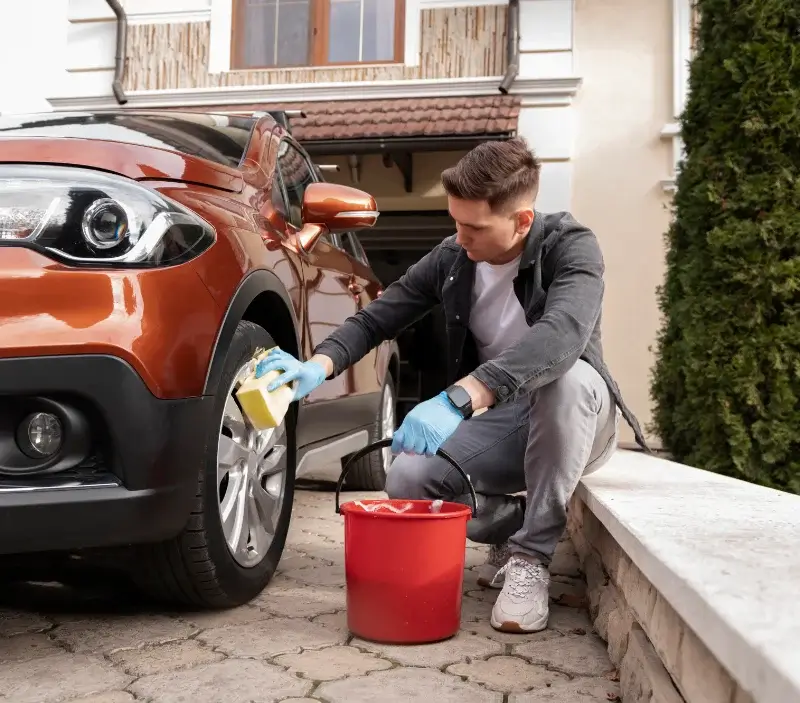 Lavage auto à domicile Saint-Sever-de-Rustan : professionnel intervenant sur un véhicule